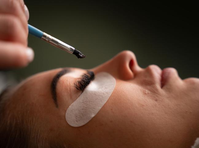 Tinting eyelashes