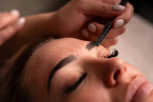 Trimming eyebrows