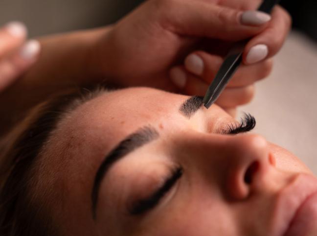 Trimming eyebrows